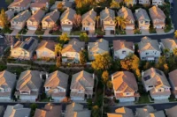 Tasas hipotecarias a largo plazo en EU caen por debajo del 6% por primera vez en casi cuatro años