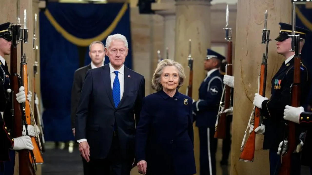 Es una vergüenza que los Clinton testifiquen en la investigación sobre Epstein: Trump