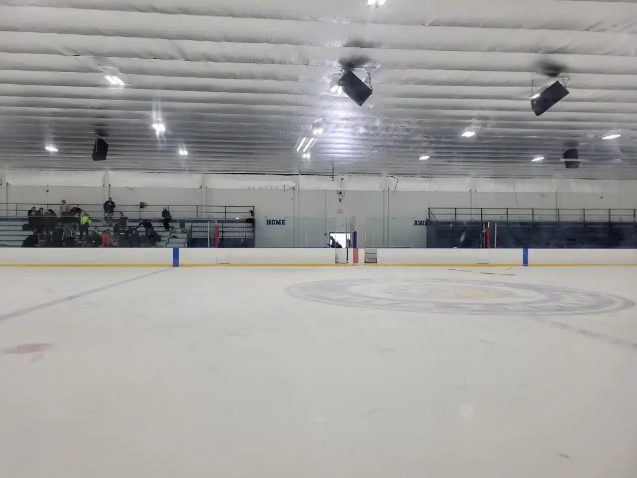 Tres muertos en tiroteo durante partido de hockey en EU